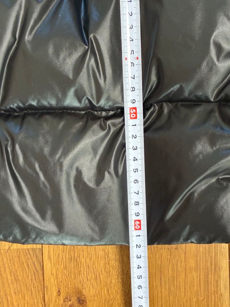 (希少)モンクレール ブラックダウンベスト 　　　Mの刺繍付き