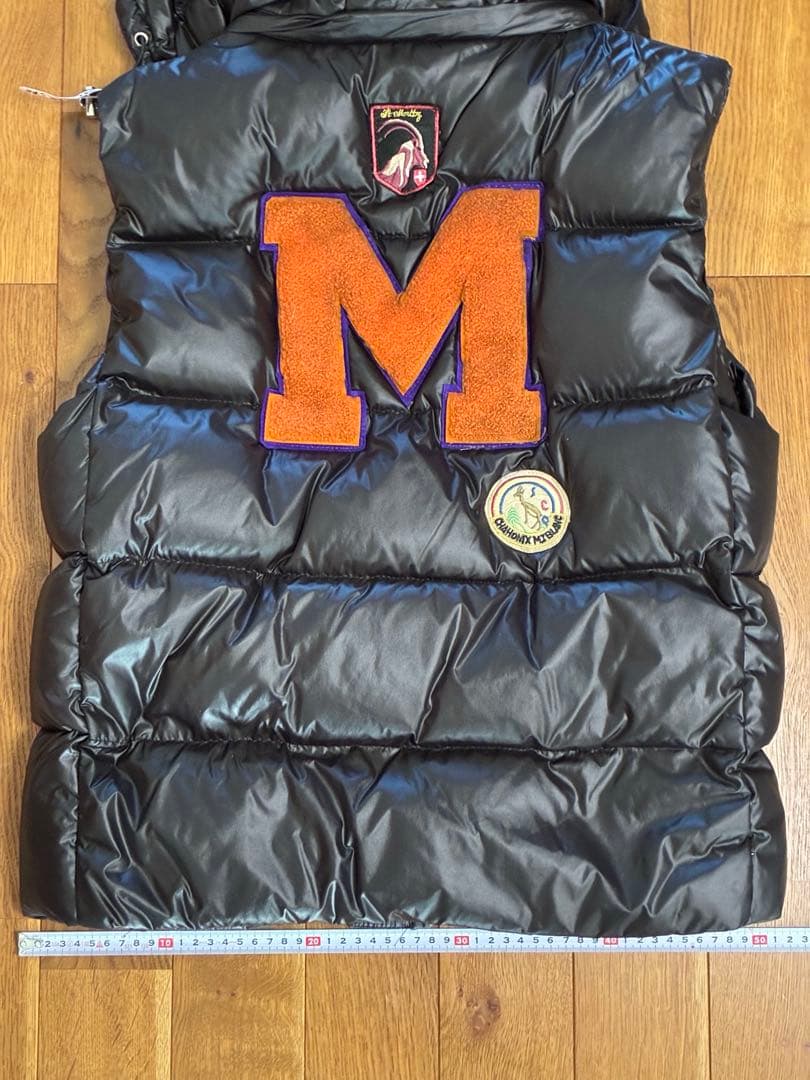 (希少)モンクレール ブラックダウンベスト 　　　Mの刺繍付き