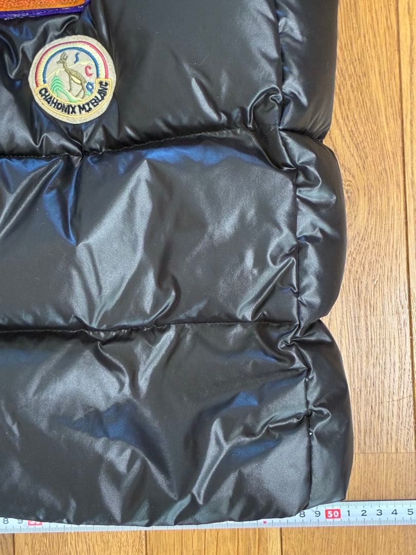 (希少)モンクレール ブラックダウンベスト 　　　Mの刺繍付き