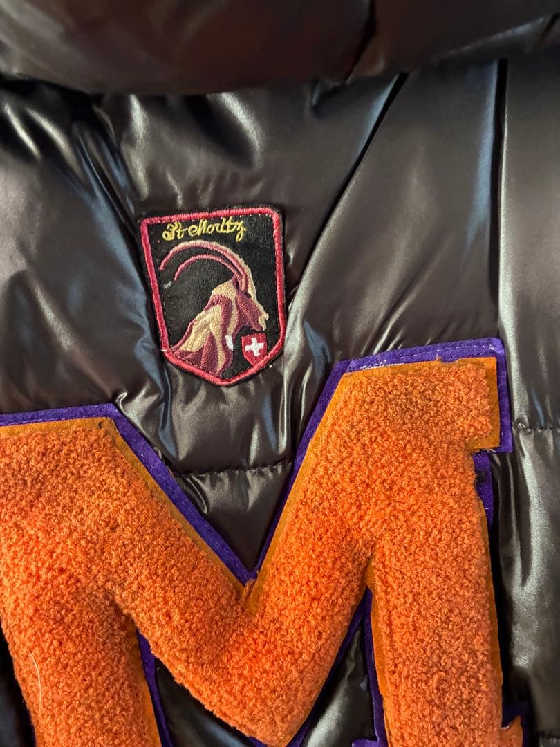 (希少)モンクレール ブラックダウンベスト 　　　Mの刺繍付き