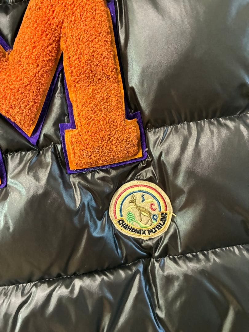 (希少)モンクレール ブラックダウンベスト 　　　Mの刺繍付き