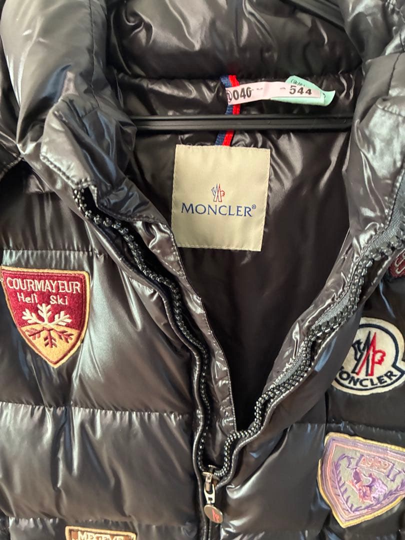 (希少)モンクレール ブラックダウンベスト 　　　Mの刺繍付き
