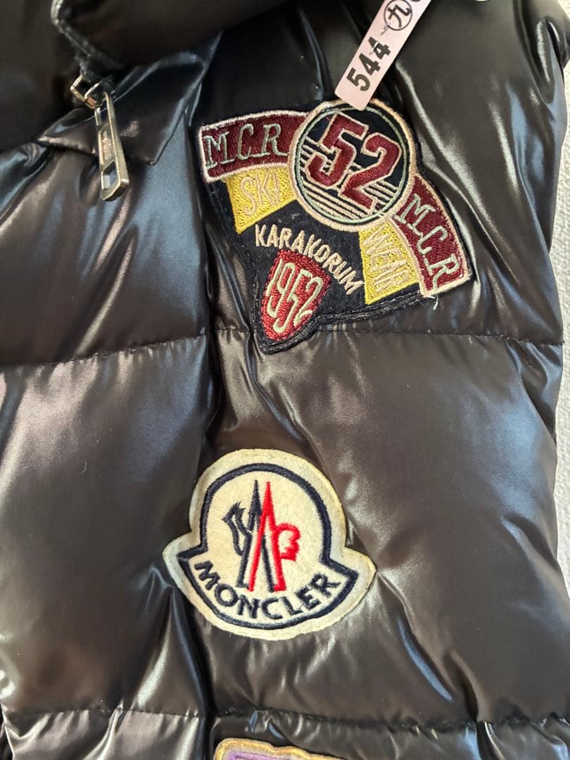 (希少)モンクレール ブラックダウンベスト 　　　Mの刺繍付き