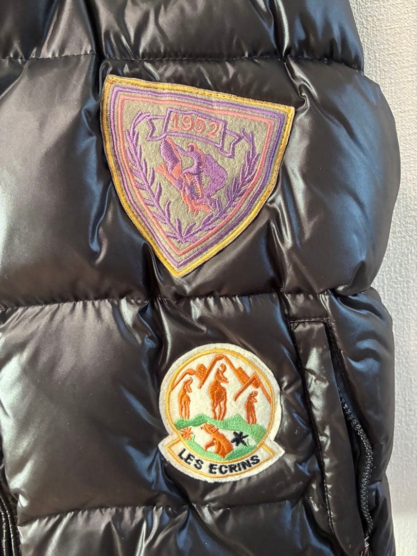 (希少)モンクレール ブラックダウンベスト 　　　Mの刺繍付き