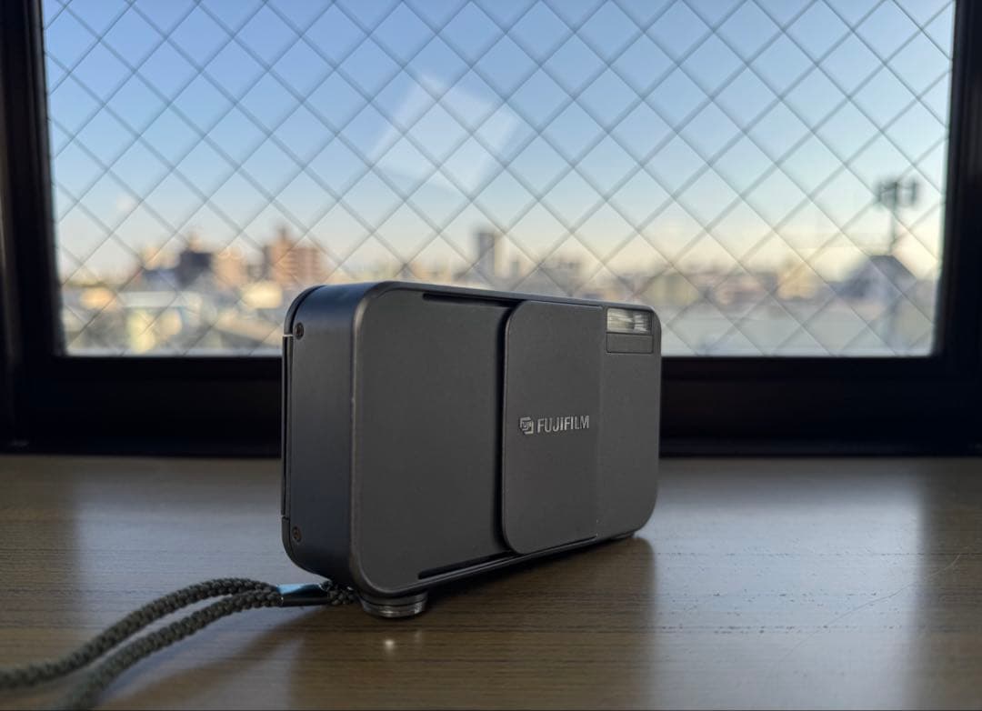 コンパクトフィルムカメラ シルバー ケース付き