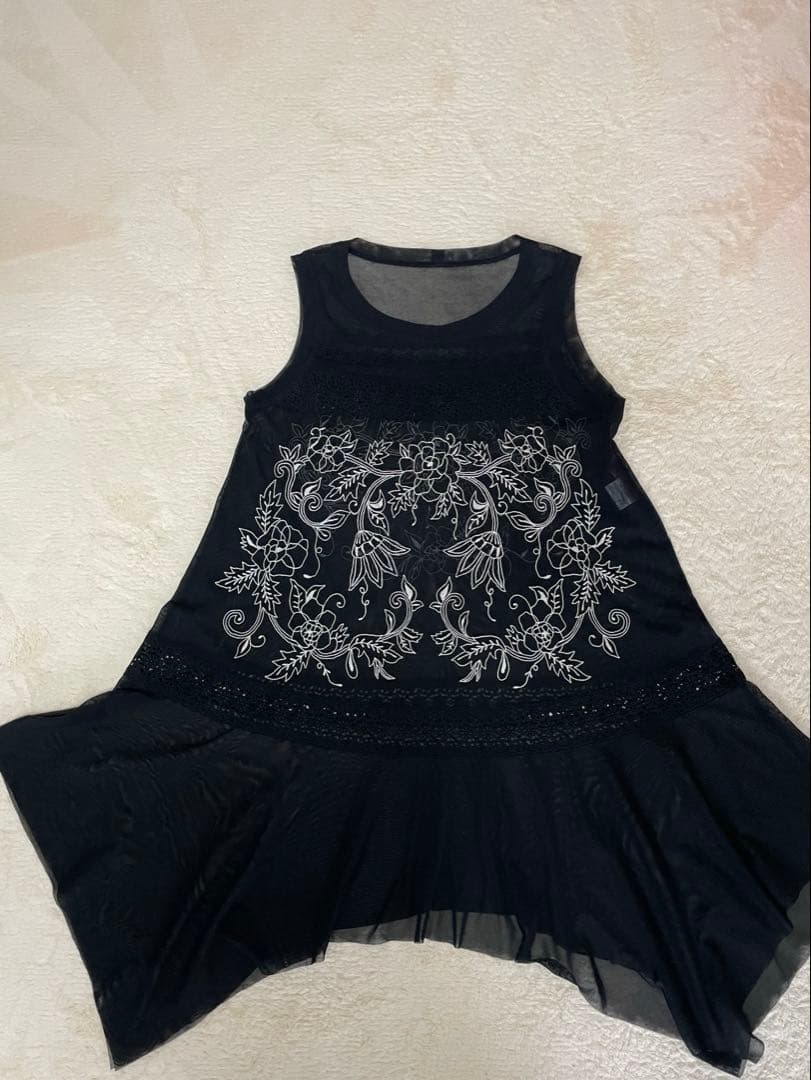 TOKUKO 1er VOL 黒い刺繍ノースリーブチュニック