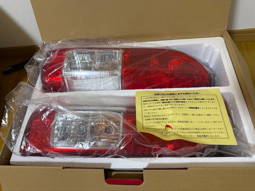 未使用 トヨタ ハイエース 純正 テールランプ
