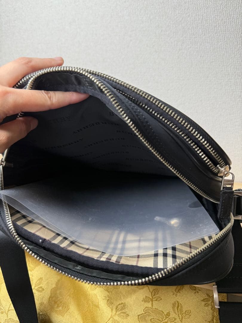 超美品✨ BURBERRY バーバリー　ショルダーバッグ　黒　A4収納　ナイロン