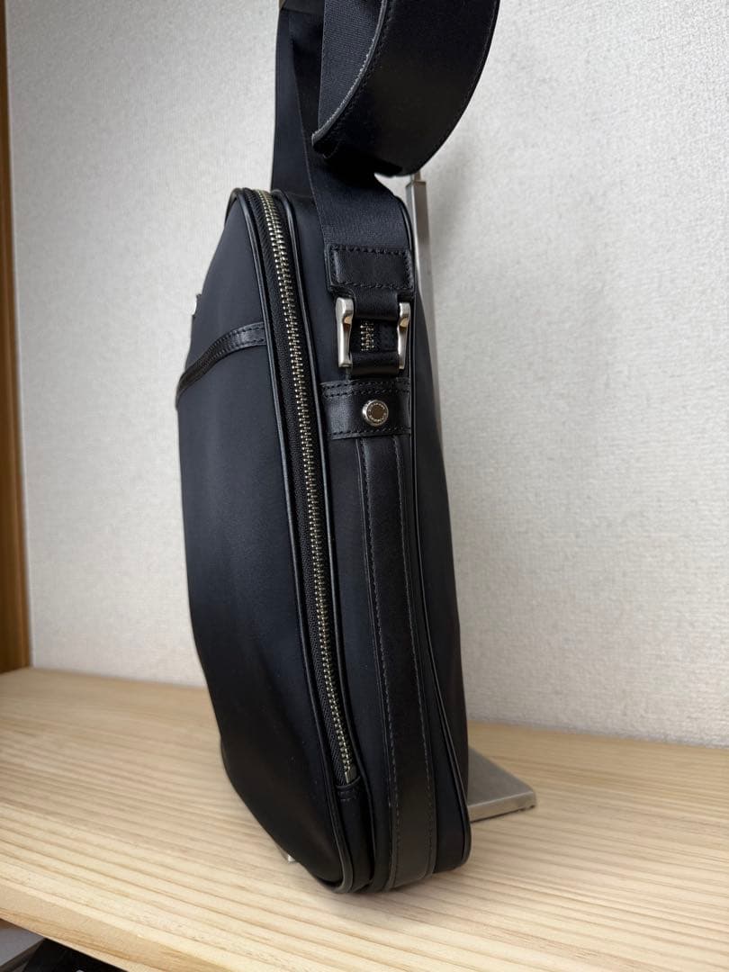 超美品✨ BURBERRY バーバリー　ショルダーバッグ　黒　A4収納　ナイロン
