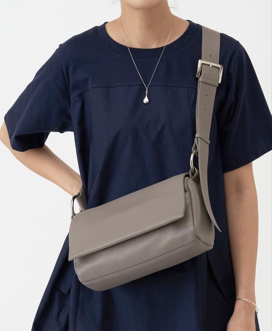 【3日間限定値下げ】BEARDSLEY ビアズリー レザーボディバッグ