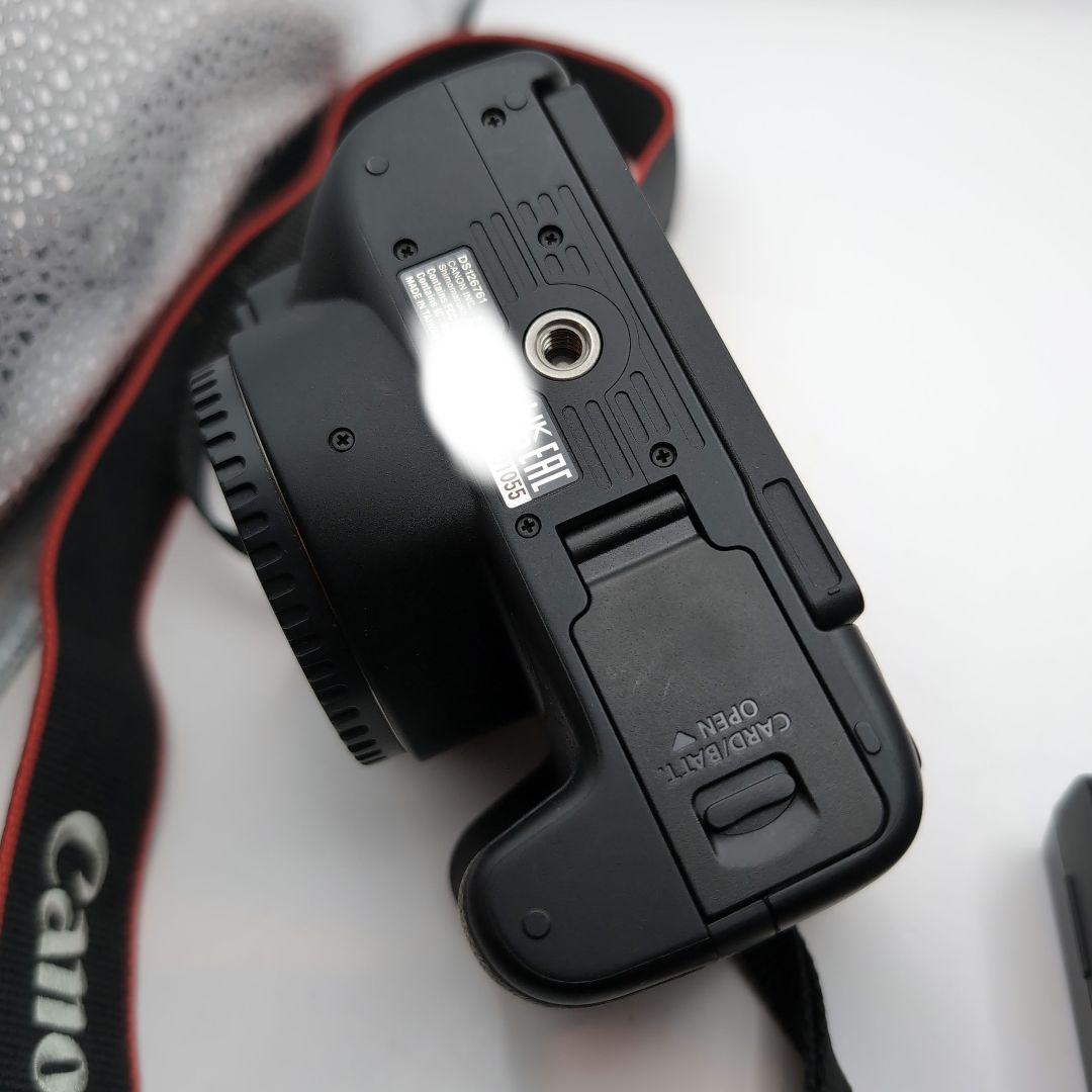 ほぼ新品Canon EOS kiss X10 ボディのみ シャッター1000以下