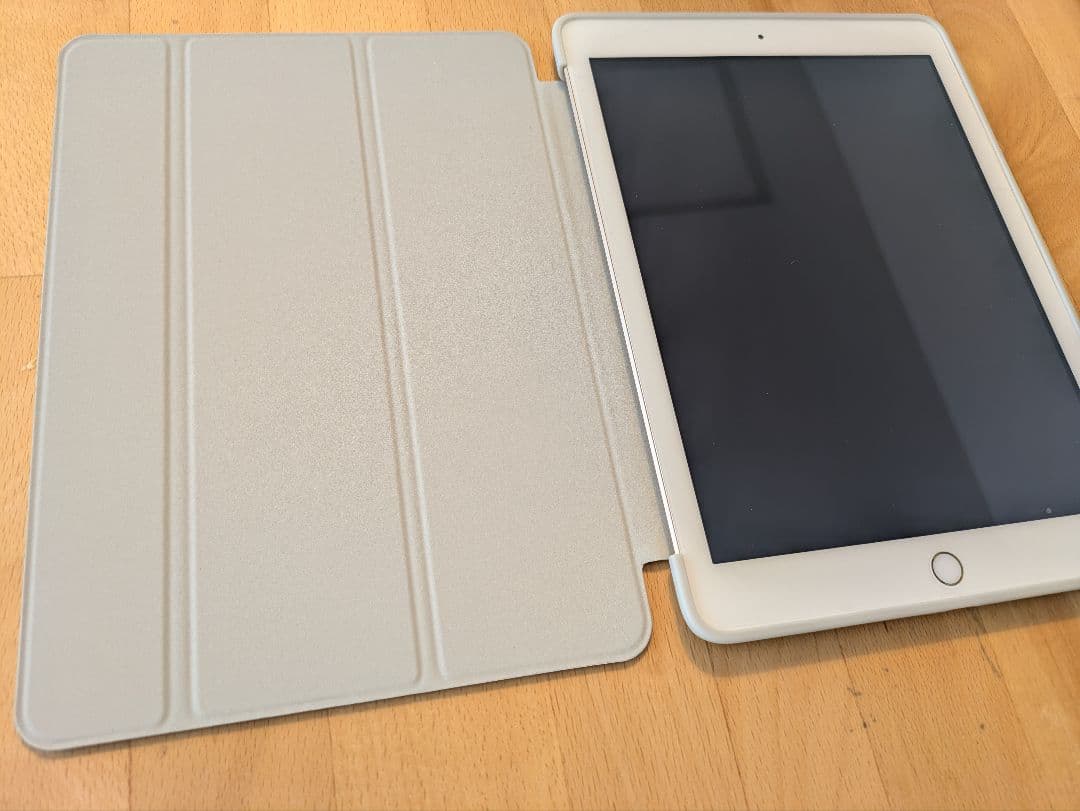 iPad 第5世代　A1823　Cellular　ゴールド　32GB