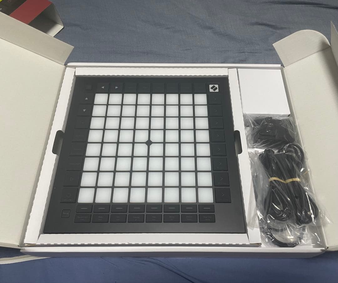 Novation Launchpad Pro MK3 MIDIケーブル付き