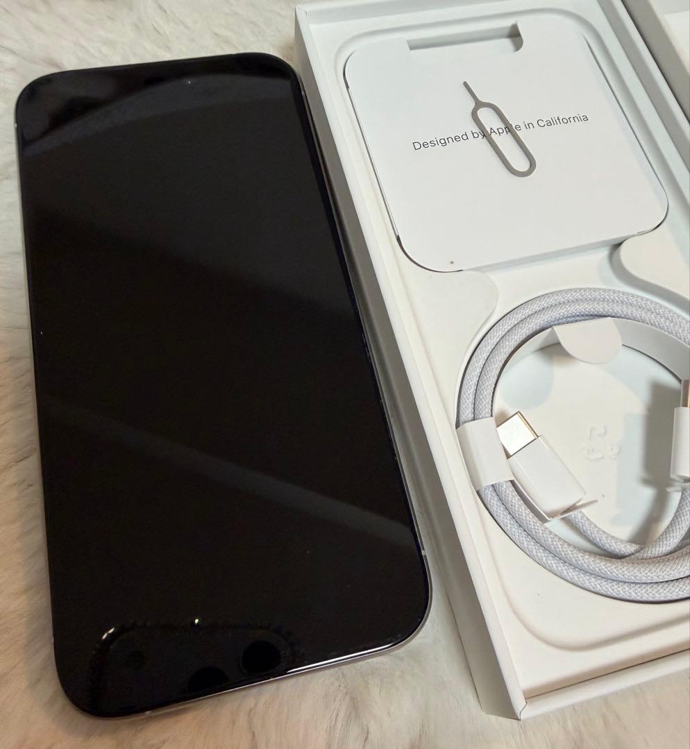 美品　Apple iPhone 15 Pro 1TB ホワイトチタニウム