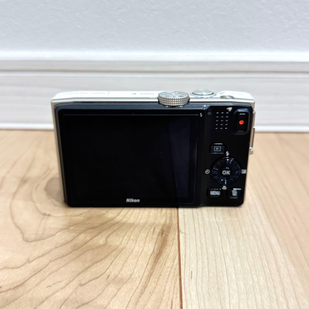 【極美品】　Nikon ニコン　COOLPIX S8200 デジカメ　コンデジ