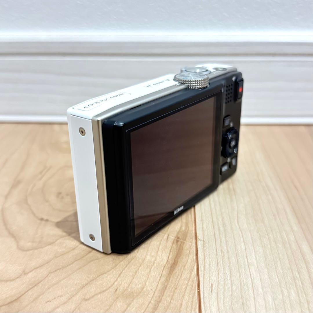 【極美品】　Nikon ニコン　COOLPIX S8200 デジカメ　コンデジ
