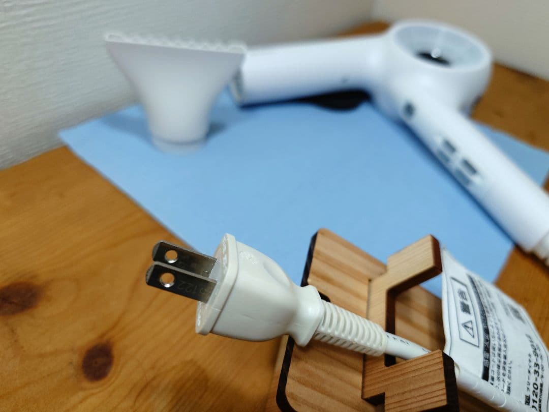 HOLISTIC cures マグネットヘアプロ ドライヤーゼロホワイト