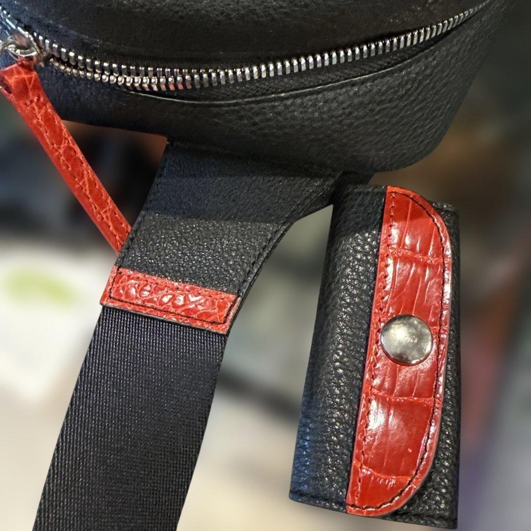 新品　男女兼用　クロコダイルアクセント 本革ボディバッグ