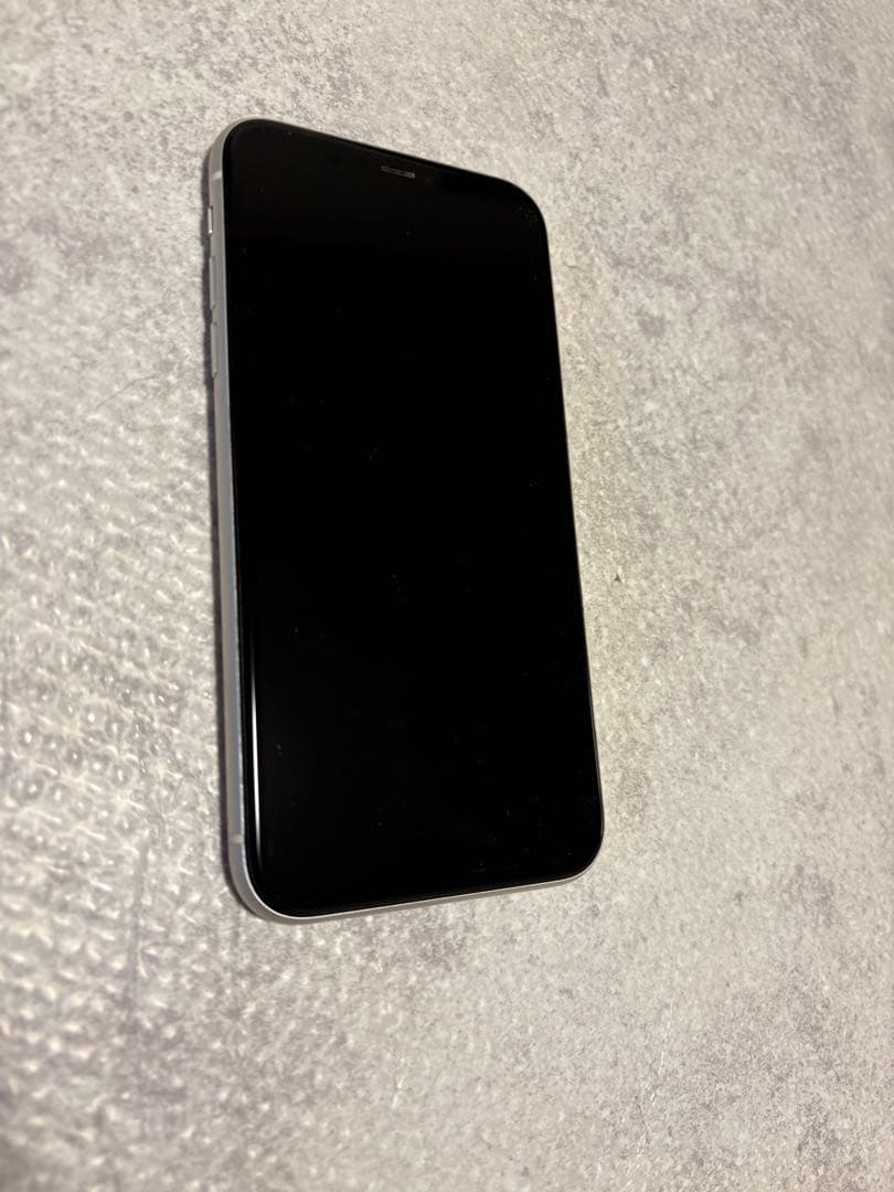 液晶傷なし【ホワイト】Apple iPhone 11 本体