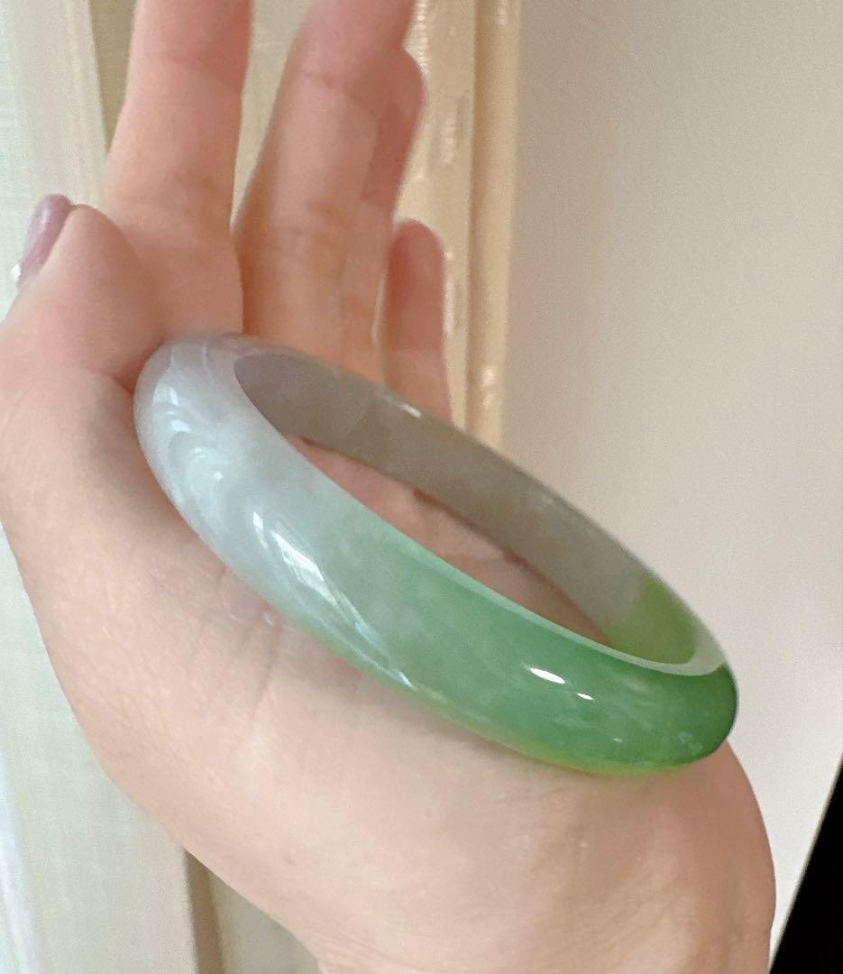 翡翠 ヒスイバングル 薄グリーンと薄グレーのグラデーション