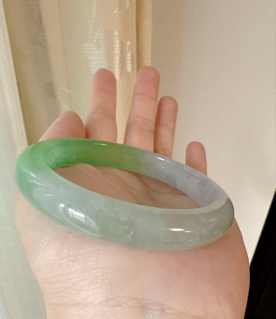 翡翠 ヒスイバングル 薄グリーンと薄グレーのグラデーション