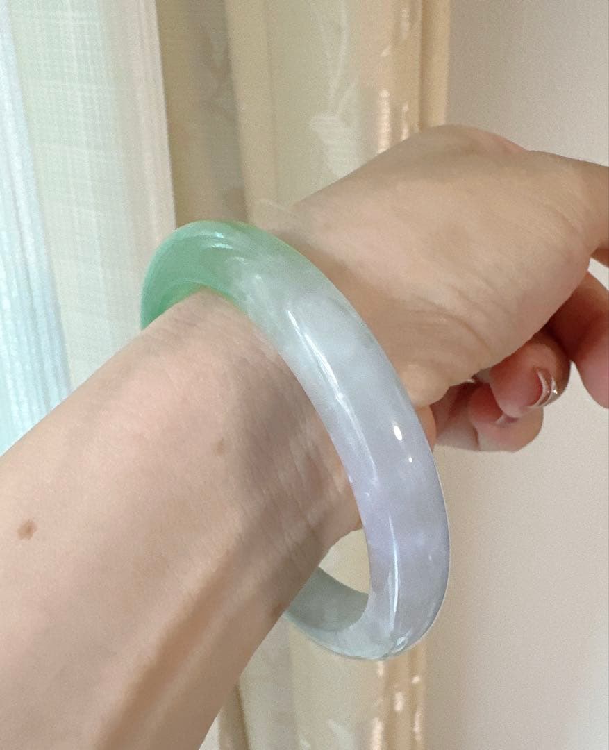 翡翠 ヒスイバングル 薄グリーンと薄グレーのグラデーション