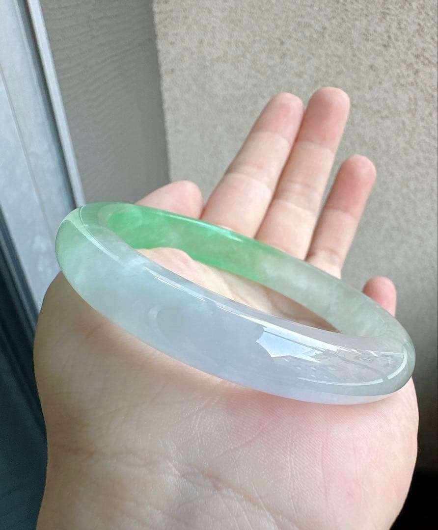 翡翠 ヒスイバングル 薄グリーンと薄グレーのグラデーション