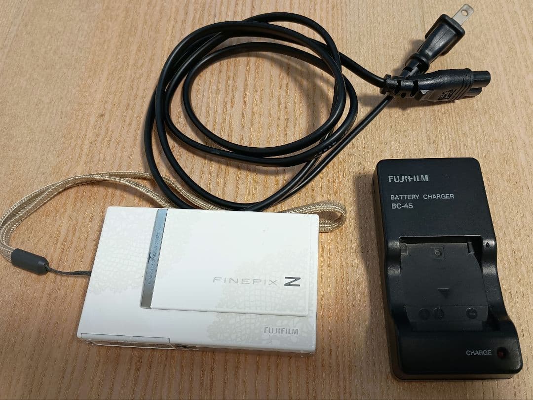 Fujifilm FinePix Z250fd ホワイト 本体と充電器