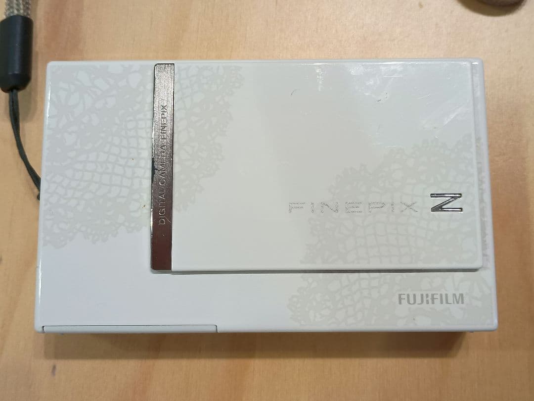 Fujifilm FinePix Z250fd ホワイト 本体と充電器