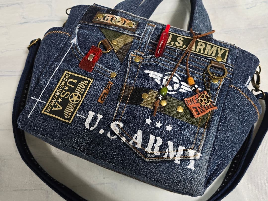 デニムリメイクトートバッグ ◆底板 ◆ショルダー紐 ◆ファスナー付き ◆ポーチ