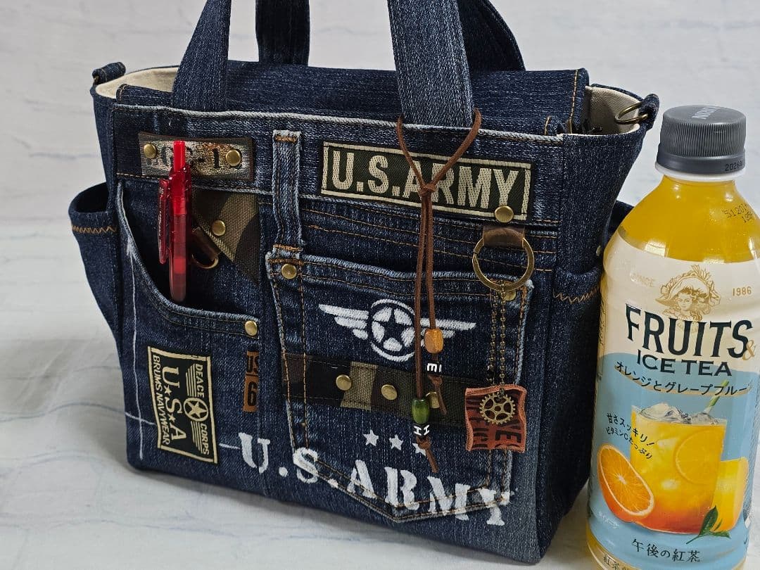 デニムリメイクトートバッグ ◆底板 ◆ショルダー紐 ◆ファスナー付き ◆ポーチ