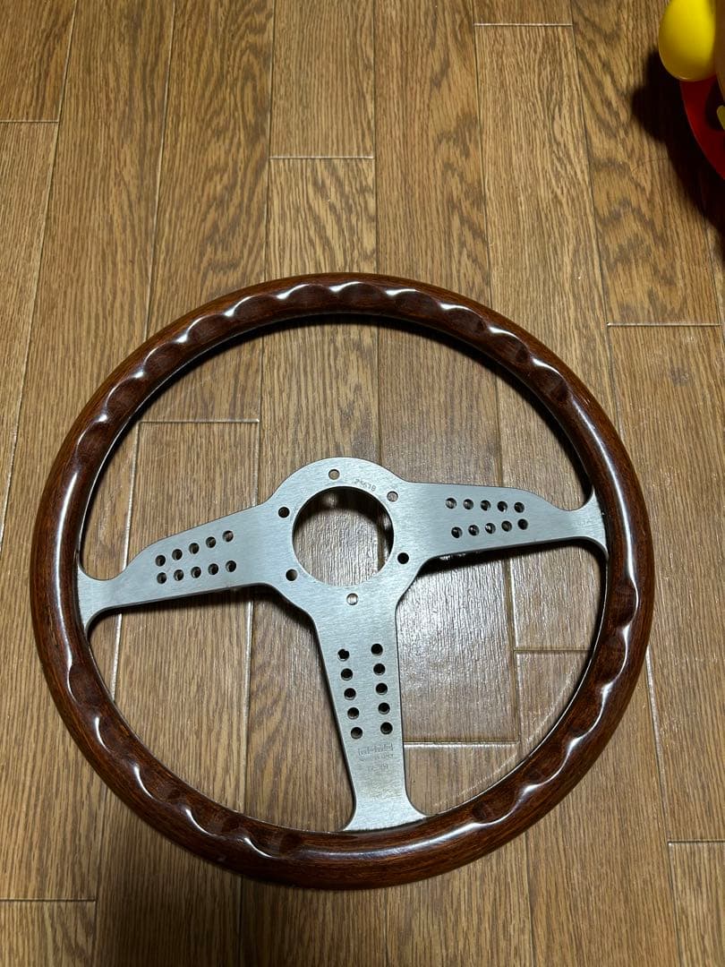 希少　MOMO（モモ）　ステアリング