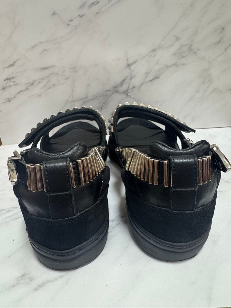 TOGA PULLA メタル装飾 ブラックサンダル
