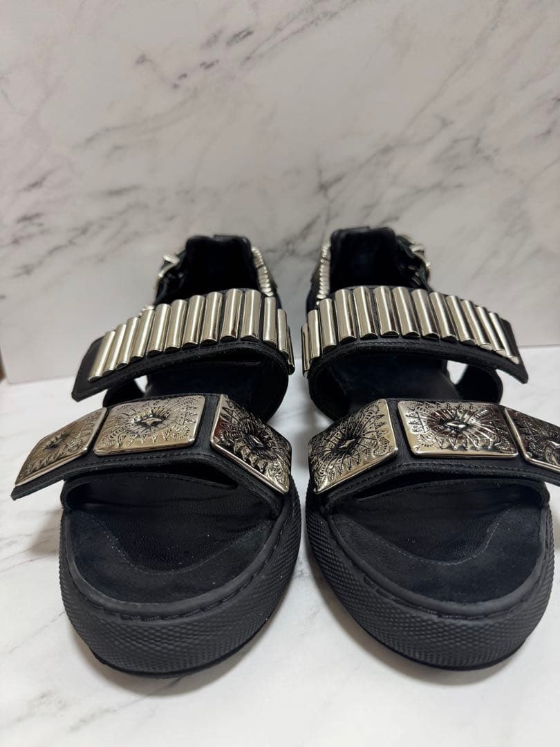 TOGA PULLA メタル装飾 ブラックサンダル