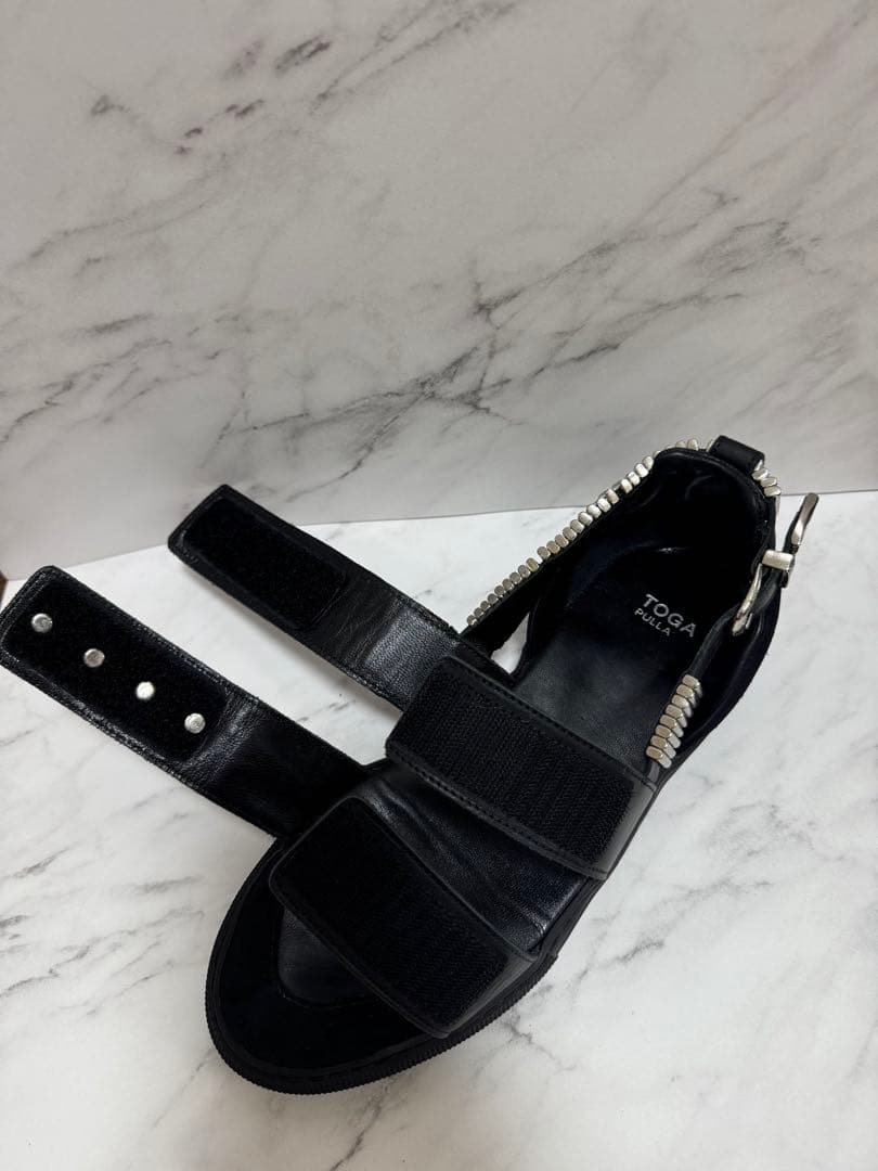 TOGA PULLA メタル装飾 ブラックサンダル