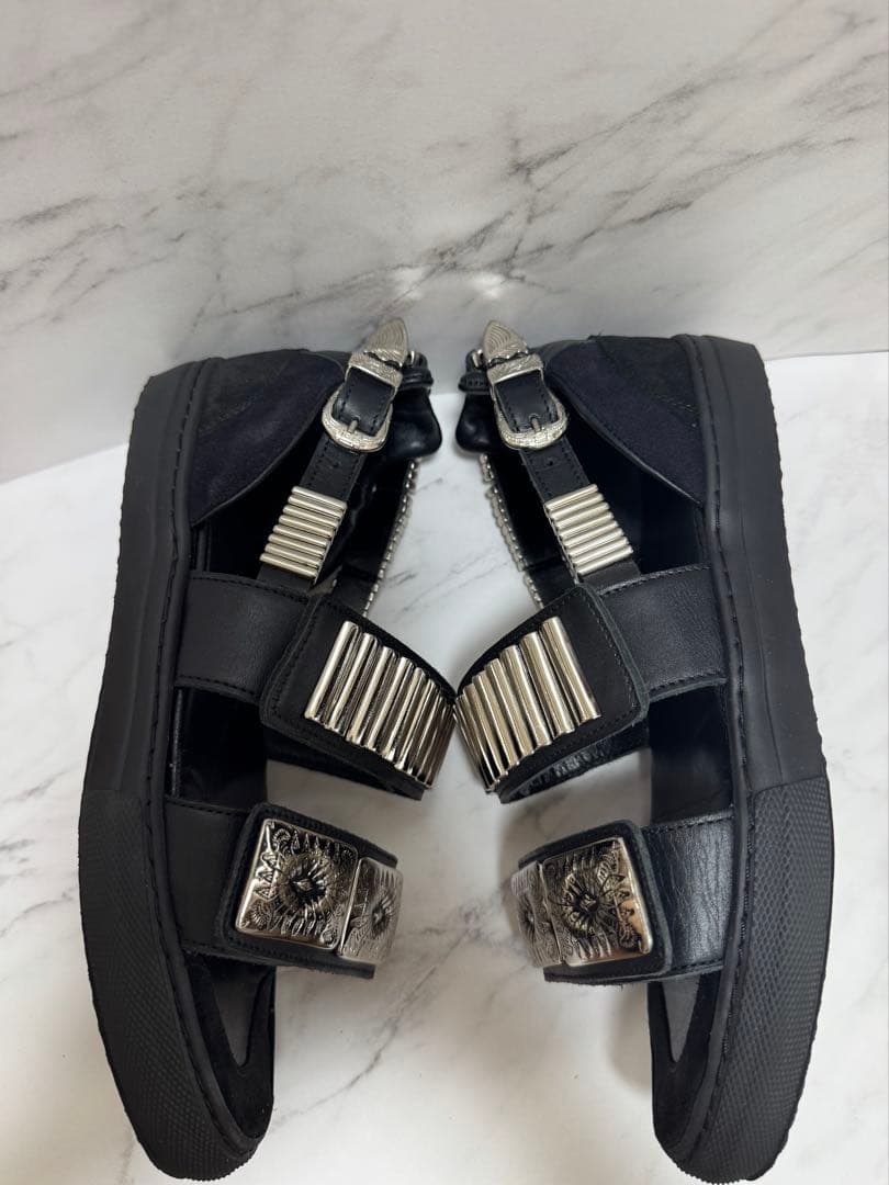 TOGA PULLA メタル装飾 ブラックサンダル