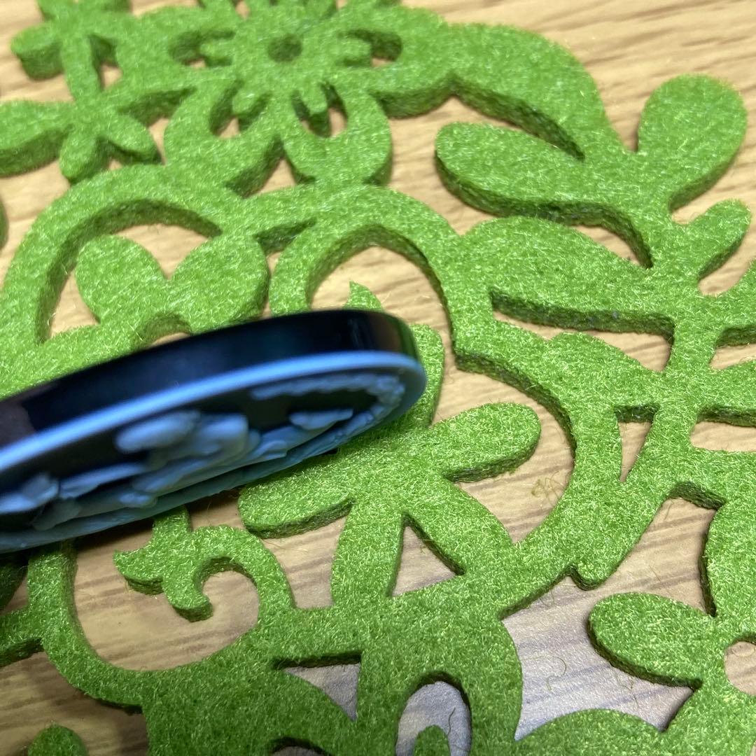 青色女性と鳥の彫刻ルース　ゲルバルドシュミット