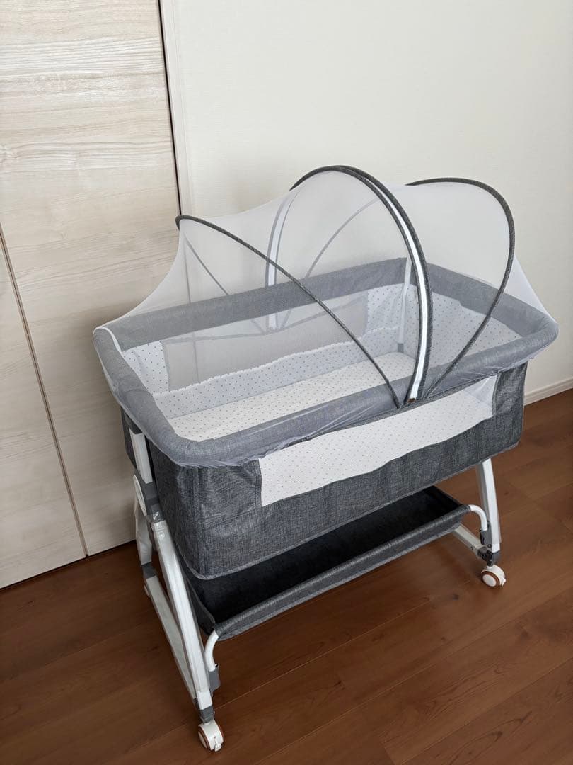 グレーのベビーベッド ネット付き