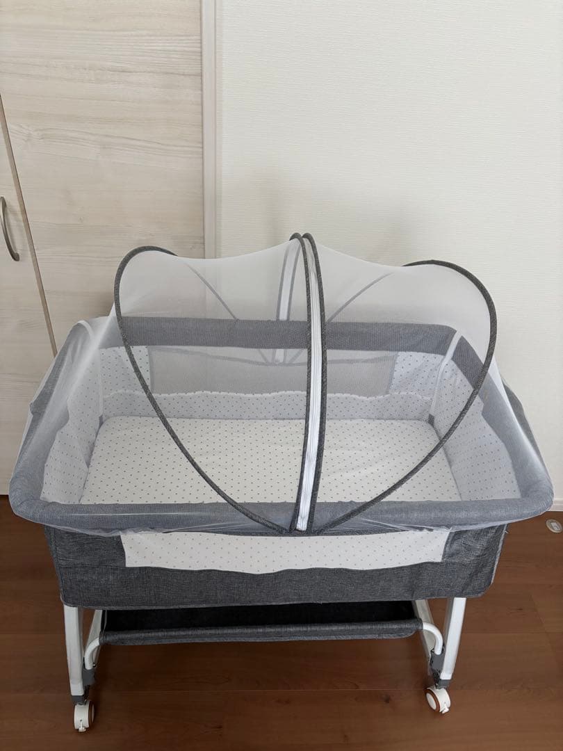 グレーのベビーベッド ネット付き