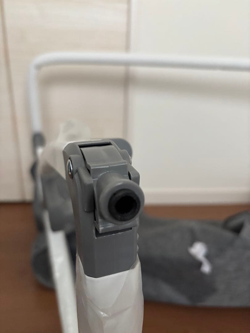 グレーのベビーベッド ネット付き