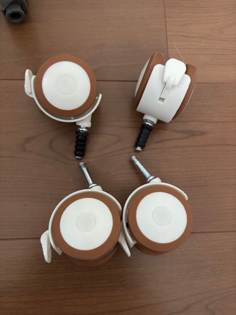 グレーのベビーベッド ネット付き