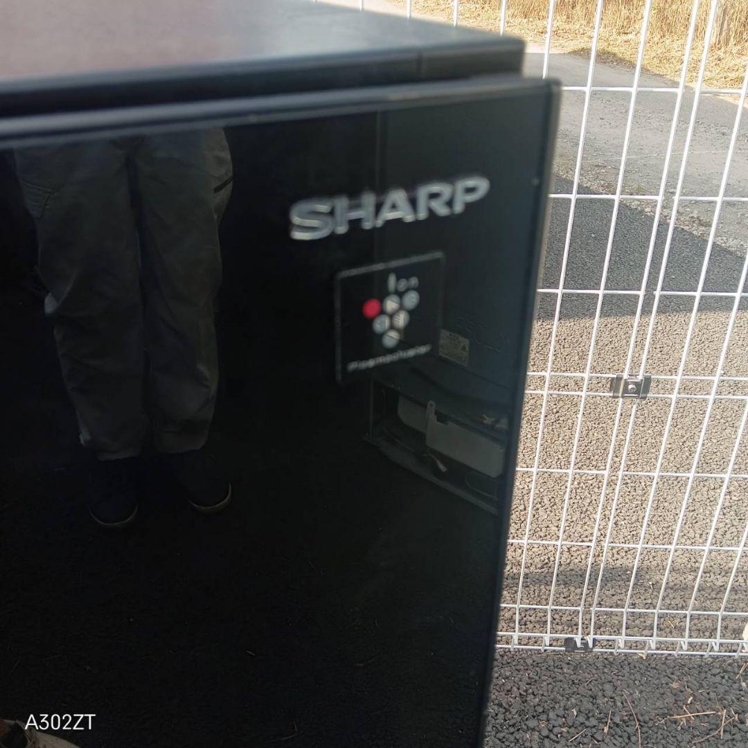 A025 送料設置無料　SHARP　人気モデル　ガラスデザイン　冷蔵庫　137L