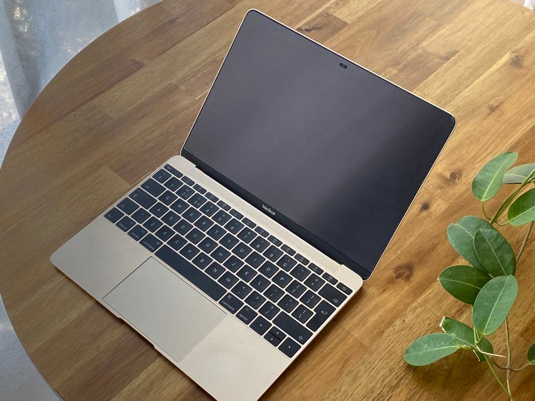 ゴールド MacBook 2017 革ケースつき