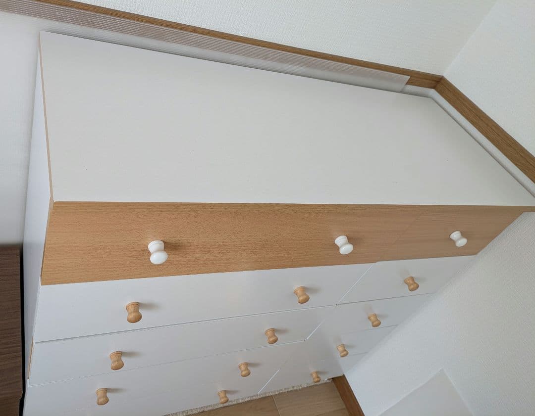 子ども用ホワイトとナチュラルウッドの衣類収納チェスト