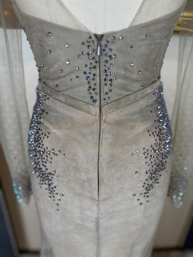 ビーズ装飾付きグレーベージュ色パーティードレス