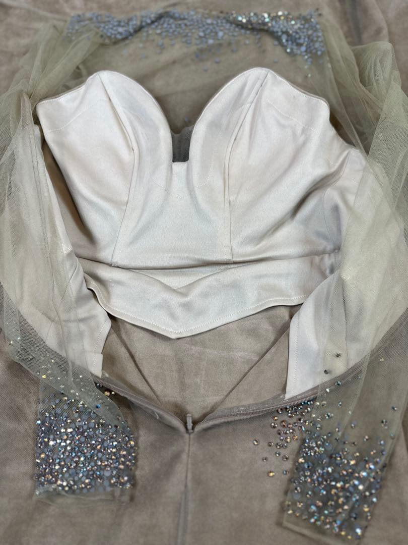 ビーズ装飾付きグレーベージュ色パーティードレス