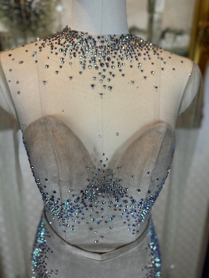 ビーズ装飾付きグレーベージュ色パーティードレス