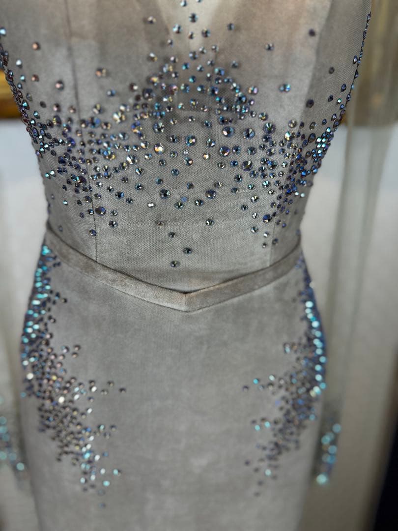 ビーズ装飾付きグレーベージュ色パーティードレス