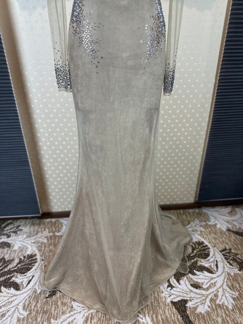 ビーズ装飾付きグレーベージュ色パーティードレス