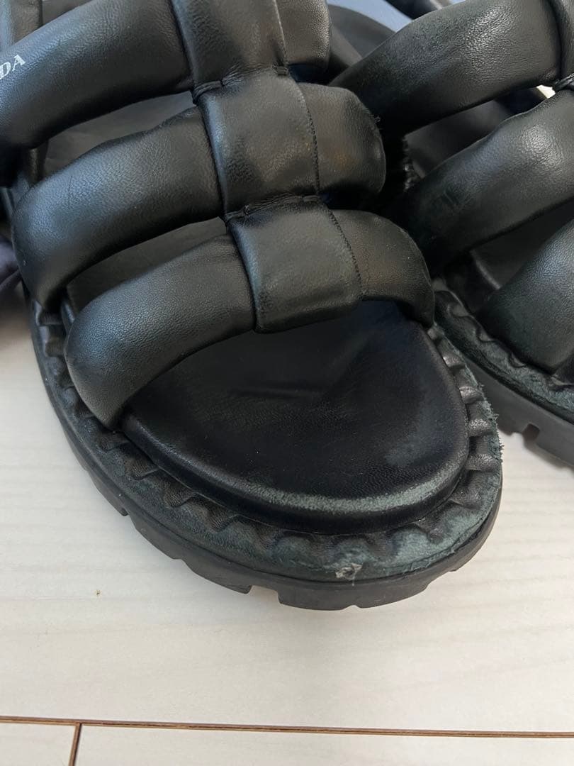 PRADA ブラックレザーサンダル